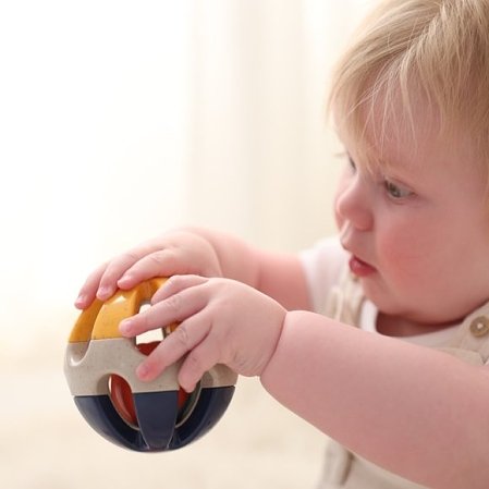 Βρεφικό Παιχνίδι Tolo Toys: Πολύχρωμη μπάλα-κουδουνίστρα