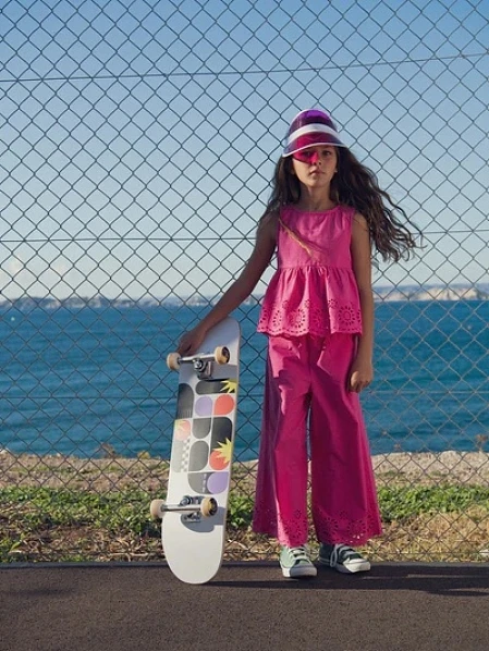 Ροζ παντελόνι με κέντημα για κορίτσια