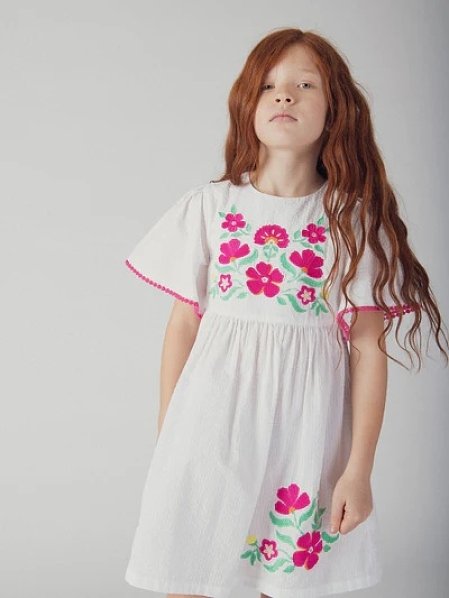 Λευκό φόρεμα με κέντημα λουλουδιών για κορίτσια